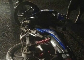 KEADAAN motosikal yang ditunggangi Mohamad Nor Alif Firdaus Afzanizan selepas terbabas dan melanggar pembahagi jalan di Sungai Petani  di sini, malam semalam.