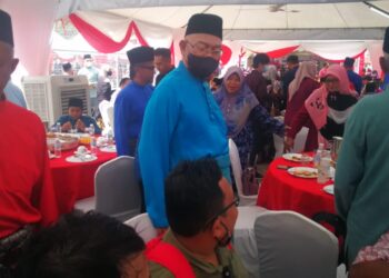 NOH Omar  menyantuni tetamu yang hadir ke Majlis Sambutan Aidilfitri Parlimen Tanjong Karang di Padang Astaka di Kuala Selangor, Selangor, hari ini. - UTUSAN/ABDUL RAZAK IDRIS