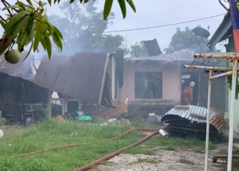 ANGGOTA bomba mengawal kebakaran dua buah rumah di Kampung Ladang, Semabok, Melaka.