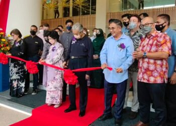 DR.  Mahathir Mohamad (tiga dari kanan) dan Dr. Siti Hasmah Mohd. Ali (empat dari kanan) memotong riben sempena majlis perasmian Hotel Mercure Langkawi di Pantai Chenang, Langkawi hari ini. - UTUSAN/NUR AMALINA AZMAN