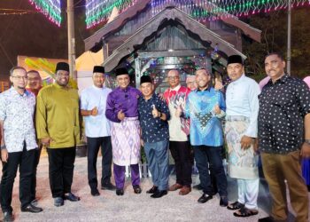 REEZAL Merican Naina Merican (berbaju ungu) bersama sebahagian daripada tetamu yang hadir pada Majlis Rumah Terbuka Aidilfitri Parlimen Kepala Batas, Pulau Pinang malam tadi.