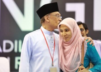Anwar sepatutnya mengetengahkan anaknya, Nurul Izzah yang dilihat paling sesuai mengambil tampuk kepimpinan PKR kerana lebih akrab dengan idea dan impian anak-anak muda. – IG NURUL IZZAH