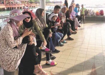 KEMASUKAN pelancong ke Pulau Perhentian Kecil melebihi 130 peratus pada musim perayaan Aidilfitri.