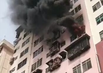 GAMBAR kebakaran di sebuah rumah di Desa Mentari, Petaling Jaya yang tular di laman sosial hari ini.