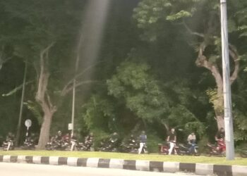 SEKUMPULAN pelesit rempit berlumba haram sambil melakukan aksi tunggangan 'ala superman' pada malam minggu di jalan Pantai Seagate, Bayan Lepas, Pulau Pinang mengundang padah apabila mereka ditahan polis awal pagi tadi.