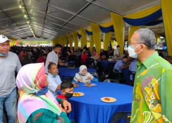 AZLAN MAN (kanan) beramah mesra dengan tetamu pada Majlis Rumah Terbuka Menteri Besar dan Kerajaan Negeri Perlis di Dewan 2020, Kangar, Perlis hari ini. - UTUSAN/NUR NAZLINA NADZARI