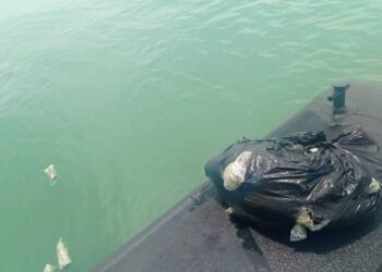 MARITIM Malaysia merampas 70 kilogram daun  ketum bernilai RM12,600 di kedudukan 3.1 batu nautika daripada barat daya pantai Sungai Baru, Simpang Empat, Perlis, semalam.- UTUSAN