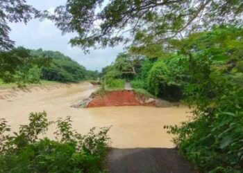 KEADAAN ban Mada dan terusan tengah yang pecah di Pokok Sena, Alor Setar, hari ini.
