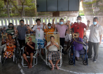 P. JAYA (berdiri tengah) bersama sebahagian daripada penghuni sebuah rumah kebajikan swasta di Jalan York, Georgetown, Pulau Pinang.