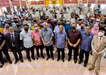 MAHDZIR Khalid bergambar bersama 160 peserta Desa KEDA yang menerima geran hak milik yang diserahkan oleh KEDA di Pokok Sena Alor Setar, Kedah, hari ini. - UTUSANJAMLIAH ABDULLAH