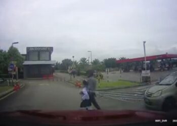 TANGKAP layar video yang memaparkan seorang lelaki cuba membawa lari kanak-kanak di Taman Scientex, Pasir Gudang.