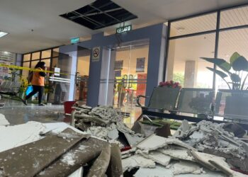 HASIL siasatan awal mendapati kejadian dipercayai berpunca daripada kebakaran litar pintas di bangunan Wisma Negeri, Ayer Keroh, Melaka. - UTUSAN/DIYANATUL ATIQAH ZAKARYA