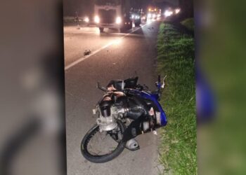 MOTOSIKAL jenis Yamaha yang ditunggang mangsa yang terbabas sebelum melanggar badan sebuah treler dalam kemalangan di Kilometer 253.5 Lebuhraya Utara Selatan di Seremban malam tadi.