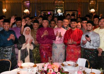 ISMAIL Sabri Yaakob bertemu Keluarga Malaysia yang menetap di London semasa majlis sambutan Hari Raya Aidilfitri. - FOTO PEJABAT PERDANA MENTERI