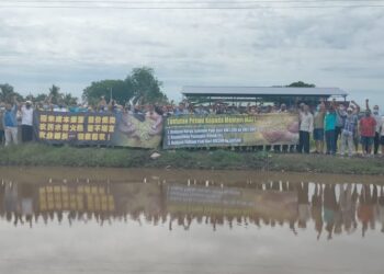 SEBAHAGAIAN pesawah hadir dalam perhimpunan bagi mengemukakan tuntutan menerusi bantahan secara aman di Sekinchan di Sabak Bernam, Selangor, hari ini.