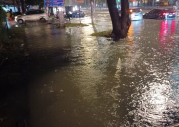 KEADAAN banjir kilat yang berlaku di Lebuhraya Tun Dr. Lim Chong Eu, Pulau Pinang selepas hujan lebat melanda kawasan itu awal pagi tadi.