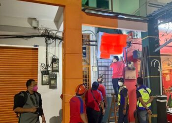 SERBUAN dijalankan di sebuah rumah kedai di Jalan Intan 3, Bandar Baru, Teluk Intan kerana menjalankan kegiatan mencuri elektrik bagi aktiviti melombong bitcoin. - UTUSAN/IHSAN PDRM