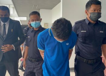 NABIL Sarip diiring anggota polis selepas didakwa di Mahkamah Sesyen, Ayer Keroh, Melaka atas pertuduhan mencederakan abang kandungnya menggunakan pisau. - UTUSAN/DIYANATUL ATIQAH ZAKARYA