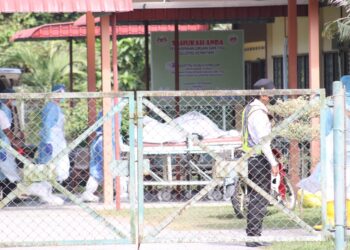 JENAZAH mangsa kemalangan di Kilometer 245.2 Lebuhraya Utara Selatan arah utara semalam dibawa ke Jabatan Forensik Kuala Kangsar hari ini. - UTUSAN/MUHAMAD NAZREEN SYAH MUSTHAFA