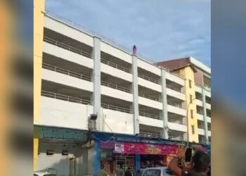 SEORANG wanita berdiri di hujung tembok dipercayai cuba terjun dari sebuah bangunan pusat beli-belah dekat Seksyen 7 di Shah Alam, Selangor, semalam.