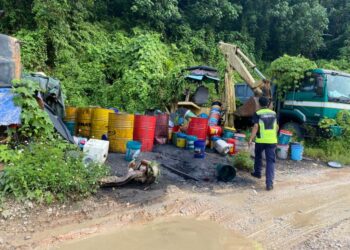 ANGGOTA LUAS menjalankan siasatan di premis yang dipercayai menyebabkan pelepasan sisa minyak diesel dalam longkang berhampiran Sungai Langat, Kajang, Selangor, semalam.