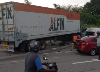 SEORANG maut manakala seorang lagi cedera dalam kemalangan melibatkan 13 buah kenderaan di Jalan Batu Kawan, Simpang Ampat, Pulau Pinang petang semalam.