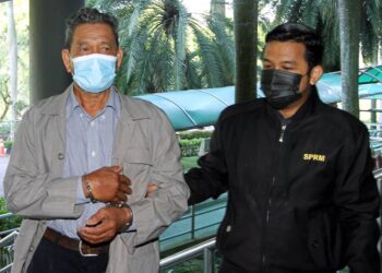 MHD. Kaim Tukimon dihadapkan ke Mahkamah Sesyen atas pertuduhan menggunakan dokumen mengandungi cap jari orang yang meninggal dunia bagi memindah milik tanah di Shah Alam, Selangor hari ini. - UTUSAN/ZULFADHLI ZAKI