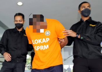 MAHKAMAH Majistret mengeluarkan perintah reman terhadap seorang penjawat awam yang dipercayai menerima sogokan bernilai RM3,000 daripada sebuah syarikat di Shah Alam, Selangor, hari ini. - UTUSAN / ZULFADHLI ZAKI