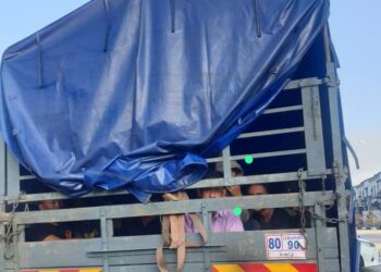 PATI menaiki sebuah lori ditahan polis di Batu 13 1/2, Kapar di Klang, Selangor, hari ini.
