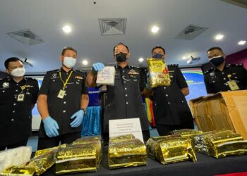 JAUTEH Dikun (tengah) menunjukkan dadah jenis syabu yang dirampas di Tuaran pada Ahad lalu.