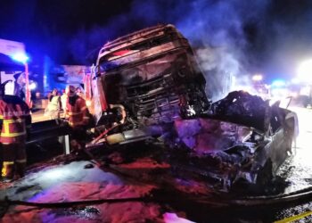 KEBARAKAN kereta dan treler muatan besi yang mengorbankan lima individu di Kilometer 245.2, Lebuh Raya Utara Selatan arah utara dekat Terowong Menora di Kuala Kangsar. - UTUSAN/IHSAN JBPM