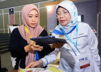 Maznah Abu Bakar (kanan) menunjukan kaedah pendidikan digital di ruang pameran Kementerian Pendidikan Malaysia (KPM) di FGM 2022