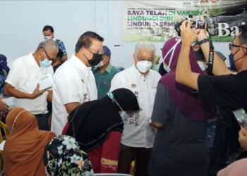 MOHD ZUKI (tiga dari kiri) menyampaikan bantuan wang ihsan kepada mangsa banjir di Janda Baik, Bentong, Pahang.