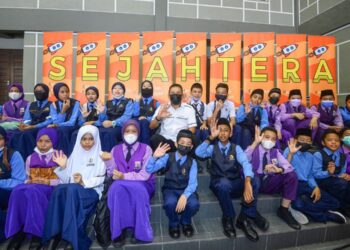 ZULKERNAI  Fauzi bersama pelajar yang hadir ke Festival Guru Malaysia (FGM) 2022 di UMK Bachok, Kelantan.