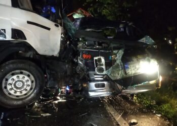 KEADAAN lori dan treler yang terlibat dalam kemalangan di Kilometer 13, Jalan Gua Musang-Kuala Krai, semalam. - IHSAN POLIS