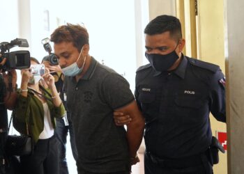 MUHAMMAD Qayyum Mazlan dibawa ke Mahkamah Sesyen Petaling Jaya bagi menghadapi pertuduhan merompak  penyampai berita tempatan dalam kejadian di Damansara Perdana. - UTUSAN/MUHAMAD IQBAL ROSLI
