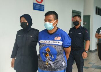 HASRINA Osman diiring keluar dari Mahkamah Majistret, Ayer Keroh, Melaka selepas mengaku bersalah memukul anggota polis. - UTUSAN/DIYANATUL ATIQAH ZAKARYA