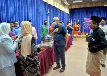 NORAZAM Khamis (kanan) mengiringi Muhammad Hamdan (dua dari kanan) ketika Majlis Rumah Terbuka Aidilfitri Bomba Selangor di ibu pejabat JBPM Selangor, Shah Alam, Selangor hari ini. - UTUSAN/MOHAMAD NAUFAL MOHAMAD IDRIS