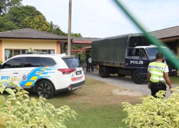 TRAK polis yang membawa jenazah tiga pelajar USAS untuk bedah siasat di Hospital Taiping hari ini. - UTUSAN/MUHAMAD NAZREEN SYAH MUSTHAFA