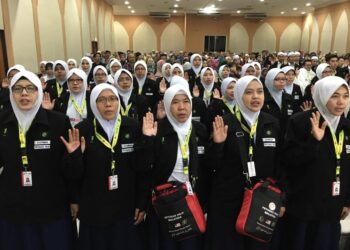 SEBILANGAN kumpulan petugas perubatan Kementerian Kesihatan yang dihantar ke Tanah Suci pada tahun sebelum ini. - TABUNG HAJI