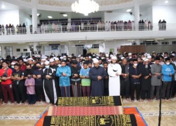 JEMAAH mendirikan solat tiga jenazah pelajar USAS di Masjid Raja Permaisuri Bainun USAS di Kuala Kangsar semalam. - UTUSAN/MUHAMAD NAZREEN SYAH MUSTHAFA