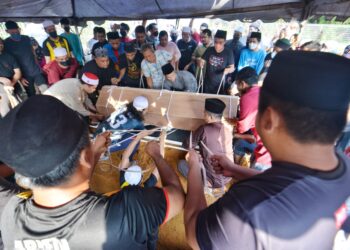 JENAZAH Allahyarham Muhammad Nabil Haikal selamat dikebumikan di Tanah Perkuburan Islam Kariah Batang Benar, Nilai, Seremban, hari ini. - UTUSAN/MOHD. SHAHJEHAN MAAMIN