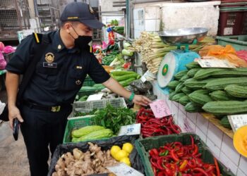 ANGGOTA penguat kuasa KPDNHEP melakukan pemeriksaan di pasar-pasar sekitar Johor di Johor Bahru.