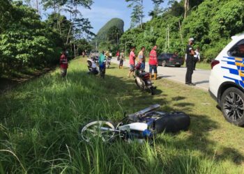 SEORANG remaja lelaki maut manakala empat lagi kanak-kanak parah selepas motosikal dinaiki mereka dilanggar sebuah kereta di Kilometer 27, Jalan Gua Musang-Jeli. - IHSAN POLIS