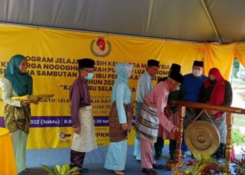 MUHAMAD Sharip Othman menyempurnakan simbolik perasmian Program Jelajah Kasih Keluarga Malaysia 'Keluarga Nogoghi: Ziarah Pusako Luak Ghombau' bersempena Sambutan Hari Ibu Peringkat Negeri Sembilan Tahun 2022 di Muzium Rembau, Rembau hari ini.