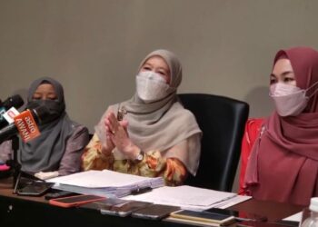 AZIZAH Mohd. Dun (tengah) semasa sidang akhbar selepas mesyuarat Srikandi Bersatu Sabah semalam.