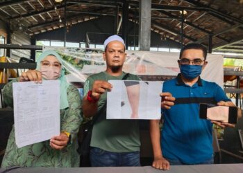 AHMAD Fauzi Md Sood (kanan) dan Noor Azmi (tengah) menunjukkan laporan polis dan gambar kecederaan yang dialami anak mereka yang didakwa dibuli pelajar senior di sebuah sekolah agama berasrama penuh di Labu, Nilai Seremban dalam sidang akhbar hari ini.-UTUSAN/NOR SHAFAWATI YUP.