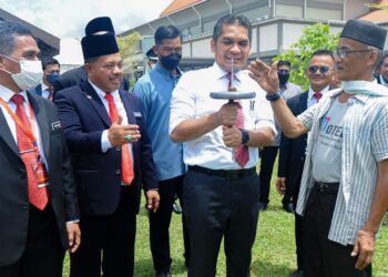 RADZI Jidin mencuba sendiri permainan 'gasing uri' yang menjadi antara tarikan di ruang pameran Festival Guru Malaysia (FGM) 2022 di UMK Bachok, Kelantan.
