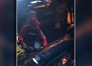 Sukarelawan, Azwan Omar yang terkenal dengan jolokan 'Abang Viva' dikatakan berada  di Kuala Johol, Kuala Pilah kira-kira pukul 10.30 malam tadi bagi membantu mangsa banjir di daerah berkenaan. - IHSAN PEMBACA