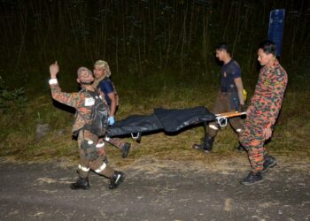 ANGGOTA bomba menyerahkan kepada polis bahagian tubuh manusia dipercayai milik pendaki yang dilaporkan hilang selepas dihanyutkan kepala air di Hutan Simpan Gunung Siku, Jalan Simpang Pulai-Cameron Highlands dekat Ipoh semalam. - UTUSAN/ZULFACHRI ZULKIFLI